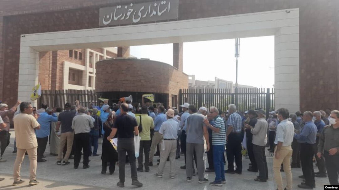 اعتراضات بازنشستگان مقابل استانداری خوزستان