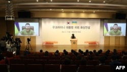 乌克兰总统泽连斯基在首尔的韩国国会上发表视频讲话。（2022年4月11日）