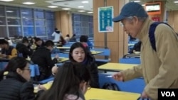資料照 - 2016年12月，以獨立參選人身份競選地方人大代表的孫文廣向山大學生宣傳他的參政理念。