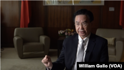 资料照片：2022年8月12日，台湾外交部长吴钊燮在台湾外交部接受美国之音专访。（美国之音记者加洛拍摄）