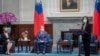 前美军参谋长联席会议主席穆伦(Mike Mullen，中)2022年3月2日在台湾总统府会见蔡英文。（台湾总统府照片）