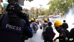 У своїй щорічній доповіді про ув’язнених журналістів, опублікованій 18 січня, CPJ зазначив, що станом на 1 грудня за ґратами перебував 321 репортер. Фото ілюстративне: протест в М'янмі, 2021 рік