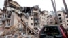 乌克兰基辅地区伊尔平市的一栋住宅楼被俄军炮击摧毁。（2022 年3月2日）