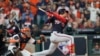 El joven toletero Juan Soto dispara jonrón frente los Astros de Houston para darle la victoria a los Nacionales de Washington en el primer choque de LA Serie Mundial el 22 de octubre de 2019. AP.