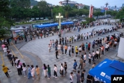 资料照：中国广东广州居民排队做核酸。（2022年7月31日）