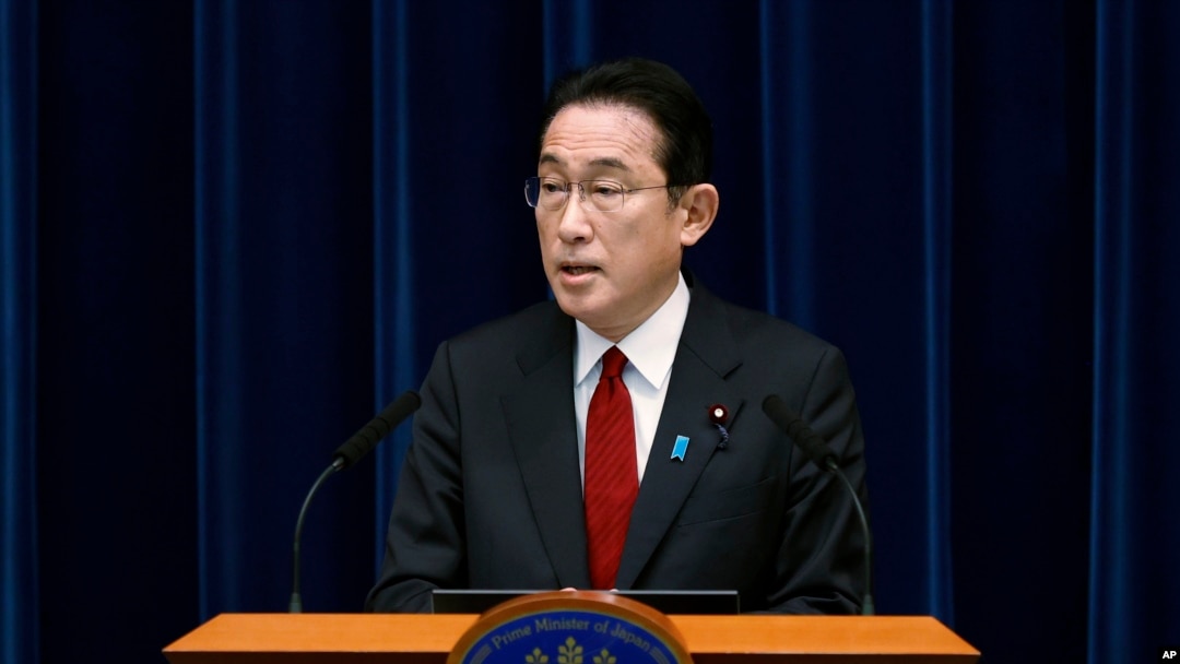 Kryeministri japonez Fumio Kishida duke folur gjatë një konference për shtyp më 25 shkurt 2022