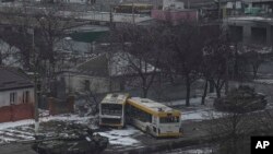 俄军坦克在乌克兰马里乌波尔郊外街头行驶。(2022年3月11日)
