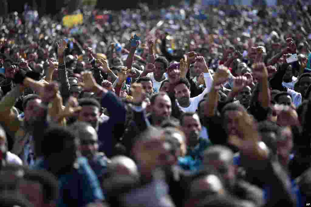 African migrants chant slogans during a protest in Tel Aviv, Jan. 5, 2014.