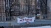 Un cartel colgado en un puente en San Petersburgo, que reza "No a la guerra", en una fecha sin precisar. [Foto: Cortesía de RFE/RL].