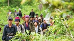 Nhóm người Thượng vượt biên bằng đường bộ từ Việt Nam sang tỉnh Ratanakiri, Cam Bốt 22/07/2004 [nguồn: Reuters]