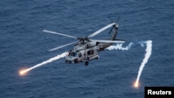 资料照：美国海军MH-60R型反潜直升机在菲律宾海进行训练。（2017年4月24日）