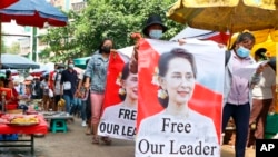 抗議者走過仰光的甘馬育鎮的一處市場，要求釋放昂山素姬。(2021年4月8日)