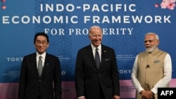 自左到右：日本首相岸田文雄、美国总统拜登和印度总理莫迪2022年5月23日在东京出席印太经济框架会议