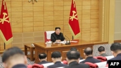 北韓官方媒體朝中社拍攝和發布的這張照片顯示， 2022年5月14日，北韓導人金正恩參加北韓勞動黨委員會會議，檢查最大緊急措施的運行狀態，以防止在新冠病毒疫情在平壤傳播。 （法新社）