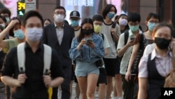 资料照片：台湾台北街头的民众在疫情期间戴口罩出行(2021年9月30日）