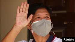 菲律宾前独裁者费迪南德·马科斯的儿子小马科斯2022年5月9日在投票后挥手致意。（路透社）