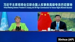 中共官媒新华社发布照片显示，联合国人权事务高级专业巴切莱特与中国领导人习近平举行线上会面。（2022年5月25日） 