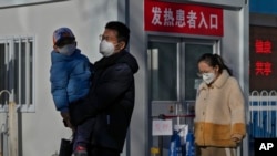 北京一家医院的发热门诊大门前。（2022年12月10日）