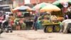 Varias de las carretas que se ubican en la Plaza de Mercado de Abastos, son de migrantes venezolanos que han encontrado en estas tiendas rodantes un empleo. [Foto: Federico Buelvas]