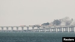 АРХІВНЕ ФОТО. Охоплені полум'ям паливні баки та пошкоджені секції Керченського моста. 8 жовтня 2022 року. Фото REUTERS