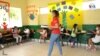 Niños venezolanos reciben clases en un salón de clase que la ONG Save the Children ha dispuesto para que puedan seguir educándose. FOTO: Nicole Sandoval, VOA. 