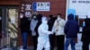 中国封控松绑后疫情飙升，发热门诊就诊患者大排长龙 
 
