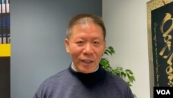 对华援助协会创办人及会长傅希秋牧师在华盛顿近郊接受美国之音采访。（2022年11月30日）