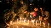 ARCHIVO - Soldados y ciudadanos asisten a una vigilia por los soldados que murieron en un ataque de disidentes de las FARC a principios de semana, en el Monumento a los Soldados Caídos, en Bogotá, Colombia, el viernes 9 de diciembre de 2022. (Foto AP/Ivan Valencia)
