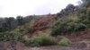 Captura de pantalla de un video que muestra el momento en el que la montaña empieza a derrumbarse sobre la vía Panamericana. 