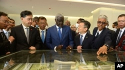 中国外长秦刚与非洲联盟主席在亚的斯亚贝巴参加非洲疾病控制预防中心的启动仪式。（2023年1月11日）