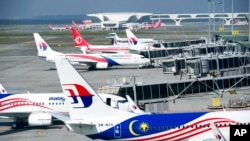 Picha ya maktaba ya ndege zikiwa kwenye uwanja wa ndege wa Kuala Lumour, Malaysia