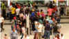 Migrantes venezolanos hacen fila en las taquillas de la Terminal de Transporte del Norte de Medellín, para comprar un boleto de autobús, el 5 de octubre de 2022. 