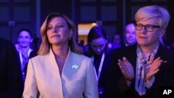 Перша леді України Олена Зеленська та прем'єр-міністерка Литви Інґріда Шимоніте на Безпековому форумі у Варшаві. Фото зроблене 4 жовтня 2022 року. Фото AP/Michal Dyjuk