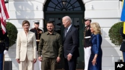 Президент і перша леді США вітають президента України Володимира Зеленського та першу леді Олену Зеленську біля Білого дому у Вашингтоні, 21 вересня 2023 р. (AP Photo/Susan Walsh) (AP Photo/Susan Walsh)