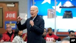 资料照片：美国总统乔·拜登（Joe Biden）在密歇根州沃伦美国汽车工人联合会(UAW)举行的一场竞选活动中与 UAW 成员会面。（2024 年2月1日）