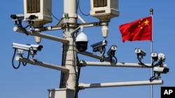 资料照：北京天安门广场的监控摄像头和中国国旗（2019年3月15日） 