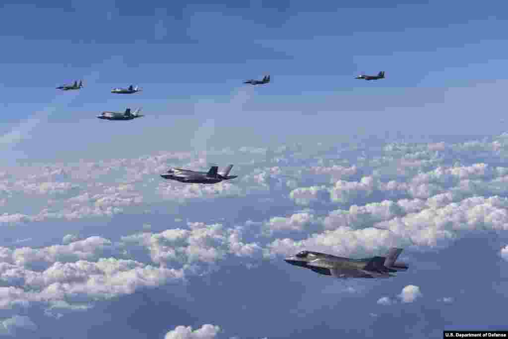 美国海军陆战队的F-35隐形战机和韩国F-15K战斗机在韩国上空飞翔。美国派出6架最先进战机飞赴韩国,参加美韩轰炸实弹演习。其中包括两架B-1B超音速轰炸机和四架F-35隐形战机。韩国有四架F-15战机参加这次演习。(2017年8月31日)