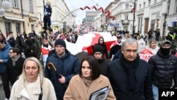 Лідери білоруської опозиції Світлана Тіхановська та Павло Латушко на мітингу у Варшаві, Польща, 26 січня 2025 року. Sergei GAPON/AFP
