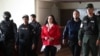 La exsenadora de Colombia Aída Merlano es escoltada por las fuerzas de seguridad antes de una audiencia en un tribunal en Caracas, Venezuela, el 6 de febrero de 2020.