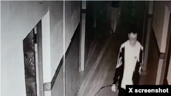网传视频截图显示胡鑫宇被学校监控摄像头拍到的画面。