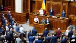 25 квітня 2019 року українські законодавці ухвалили законопроєкт щодо української мови, який передбачає обов'язкове використання державної мови в урядових установах, органах місцевого самоврядування та в інших сферах держпослуг (AP Photo/Efrem Lukatsky)