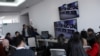Periodistas observan la audiencia del tribunal de la Jurisdicción Especial para la Paz (JEP) en pantallas en Bogotá, Colombia, el 23 de septiembre de 2019.