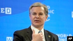 2023年1月19日，美国联邦调查局局长克里斯托弗·雷在瑞士达沃斯世界经济论坛的一次小组会议上发言。（美联社照片）