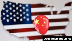 示意图：带有中国国旗的气球在印有美国国旗的地图上（路透社）