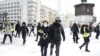 Una mujer es detenida durante una protesta contra la guerra en Ucrania en Ekaterimburgo, Rusia, el 6 de marzo de 2022.