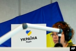 Наталія Чурікова, шеф-редакторка "Радіо Україна" у студії в Празі. 31 березня 2022 року
