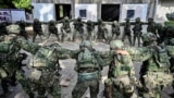 台湾士兵在高雄一处军事基地进行军事表演。（2021年1月6日）