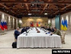 在俄军继续攻击乌克兰之际，乌克兰与俄罗斯两国的代表在伊斯坦布尔举行谈判。（2022年3月29日）