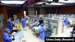 中国河北沧州一家医院特护病房的医护人员在医治新冠重症病人。（2023年1月11日）