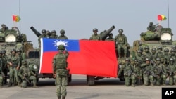 台湾士兵在高雄举行抗击中国军队入侵的军演前拍集体合照。（2023年1月11日）